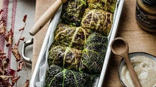 Orientalische Kohl-Wraps mit Tahin-Sauce