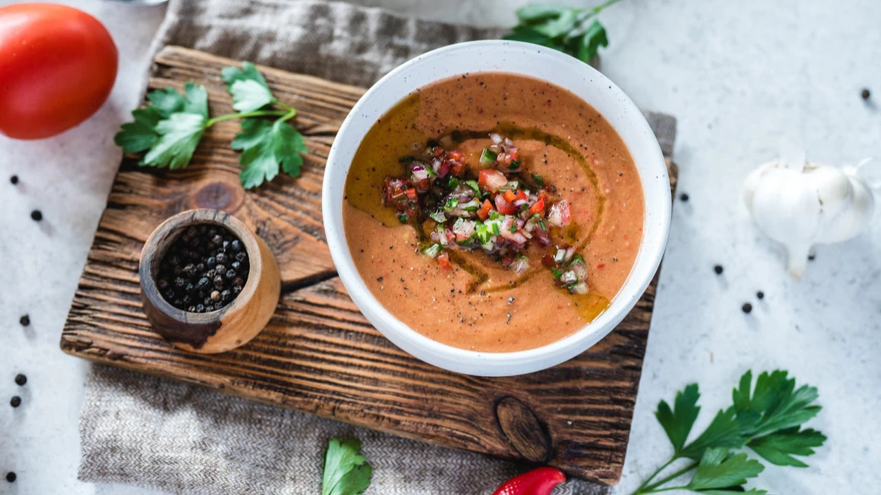 Kalte Tomatensuppe mit Gemüsebeilage