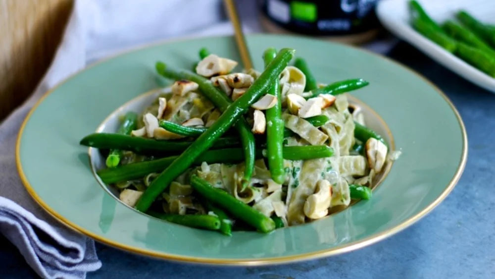 Fettuccine mit Cashewbutter-Pesto und sautierten Stangenbohnen