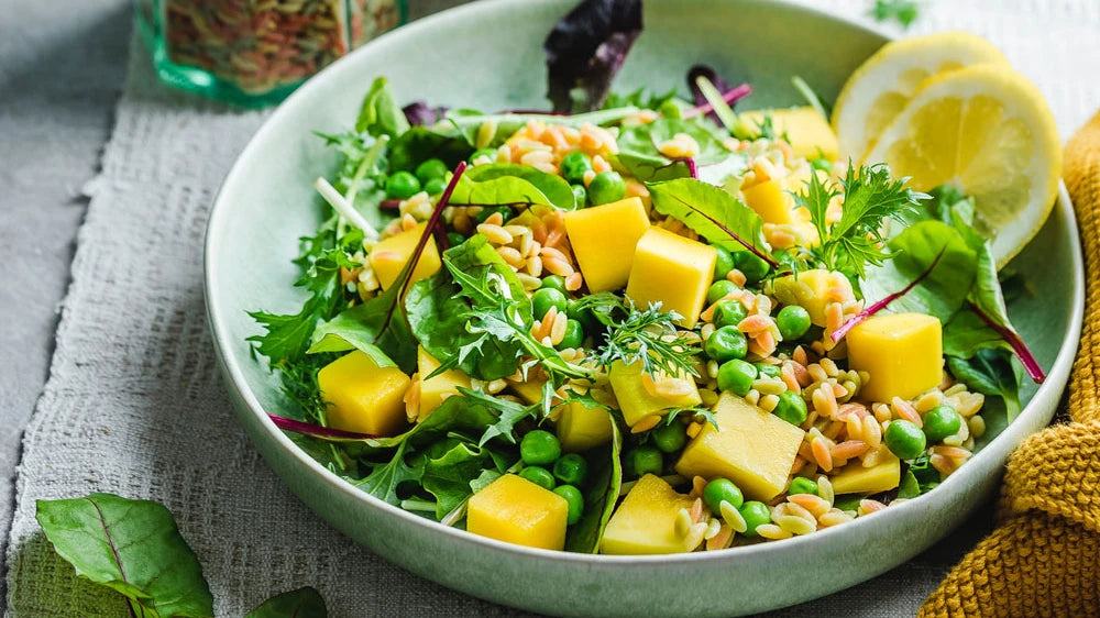 Risoni-Salat mit Mango, grünen Erbsen und Babyspinat