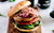 Champignon-Burger mit schwarzem Bohnen-Hummus und eingelegten Zwiebeln