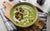 Grüne Suppe mit Tahin-Joghurt und Kräckern
