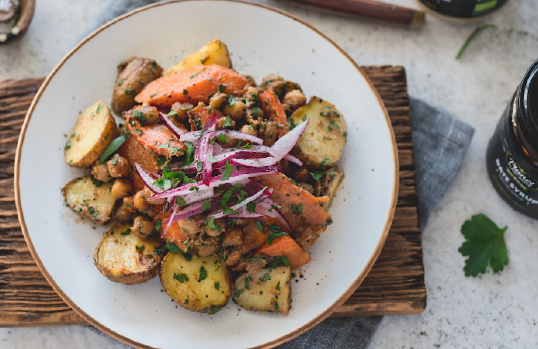 Auflauf mit Wurzelgemüse und Tahin-Dressing - Planet Plant-Based