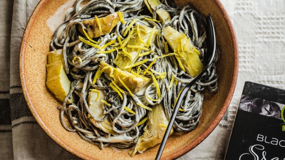 Cremige Artischocken-Spaghetti mit schwarzen Bohnen
