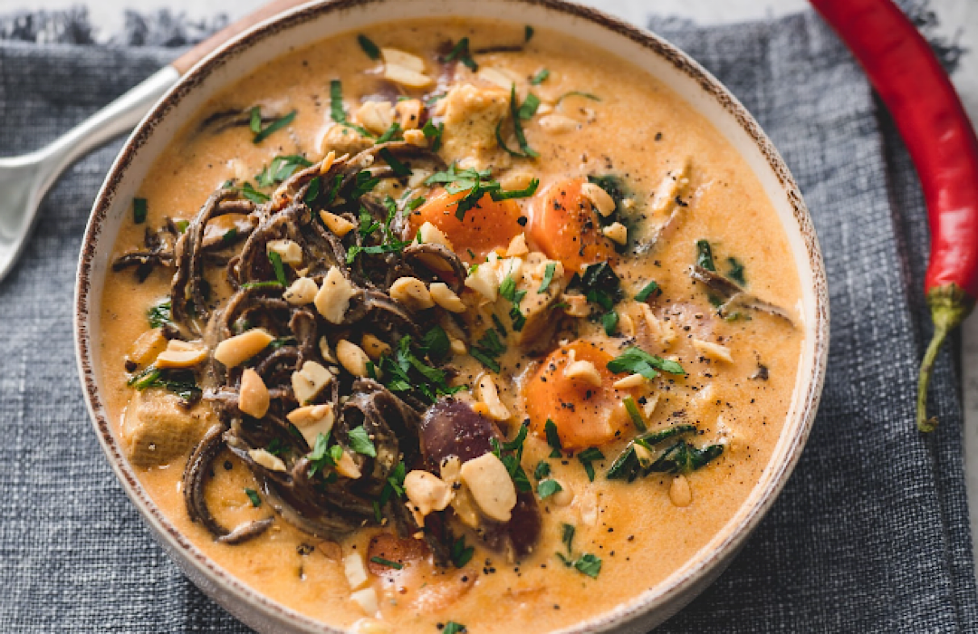 Rotes Curry mit Spaghetti aus schwarzen Bohnen und toskanischem Grünko ... Rotes Curry mit Spaghetti aus schwarzen Bohnen und toskanischem Grünko ...