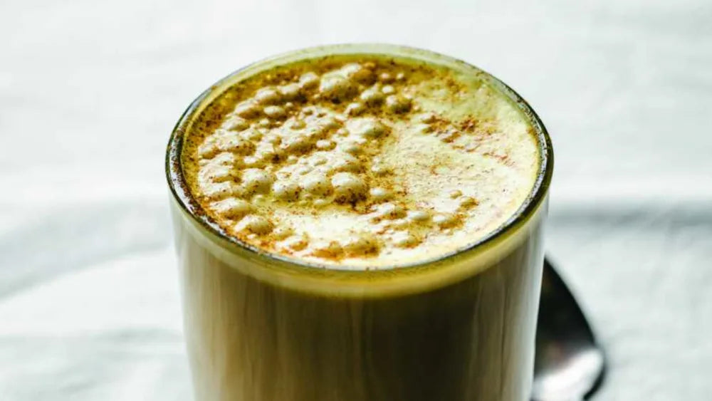 Kokosölkaffee mit Kurkuma und Zimt